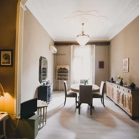 Apartment Manor House