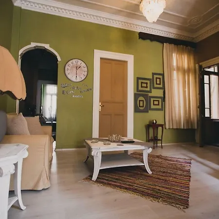 Manor House Apartment *