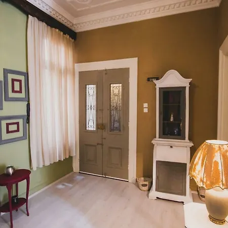 Manor House Apartment *