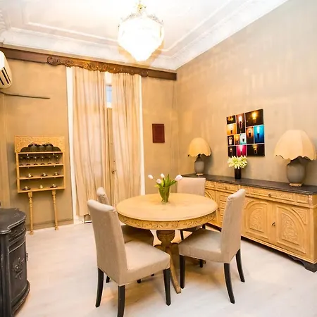 Manor House Apartment *